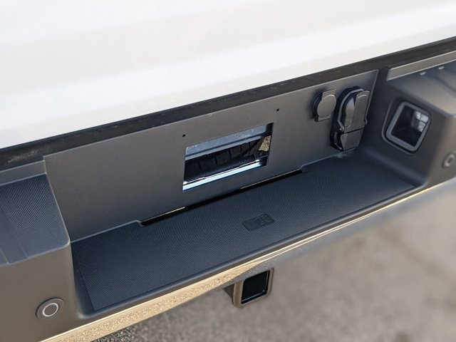 Vehicle image 32 of 40