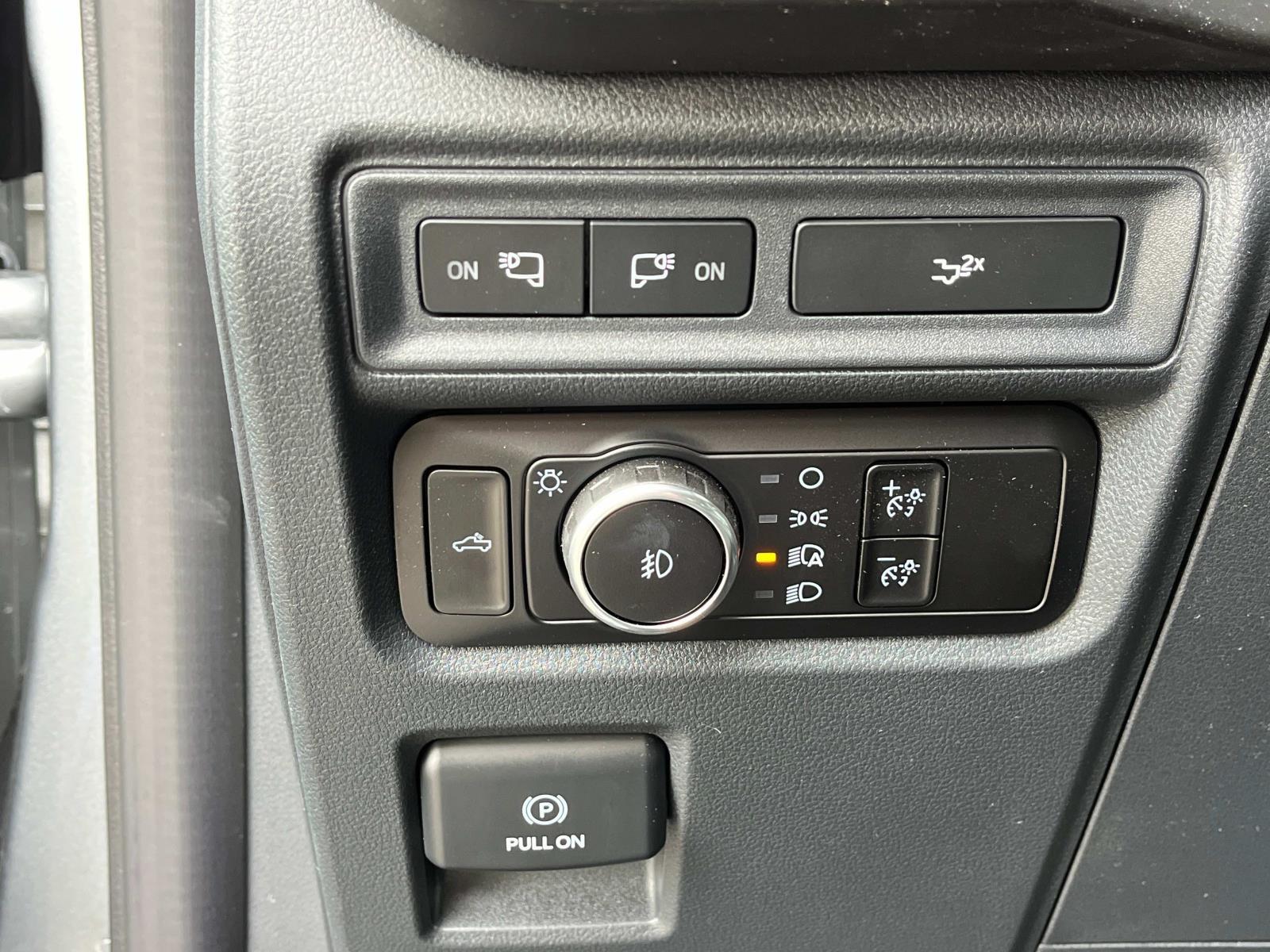 Vehicle image 17 of 30