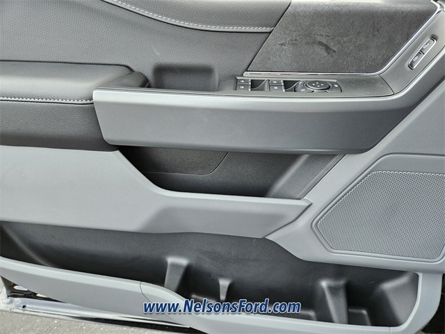 Vehicle image 13 of 14