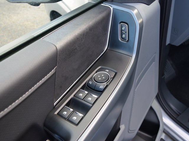 Vehicle image 25 of 39