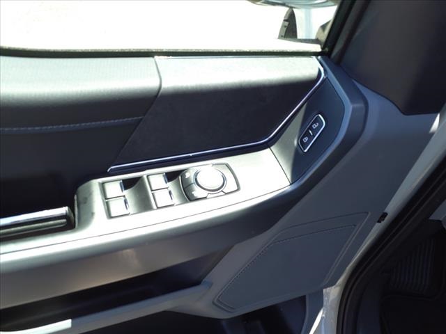 Vehicle image 11 of 21