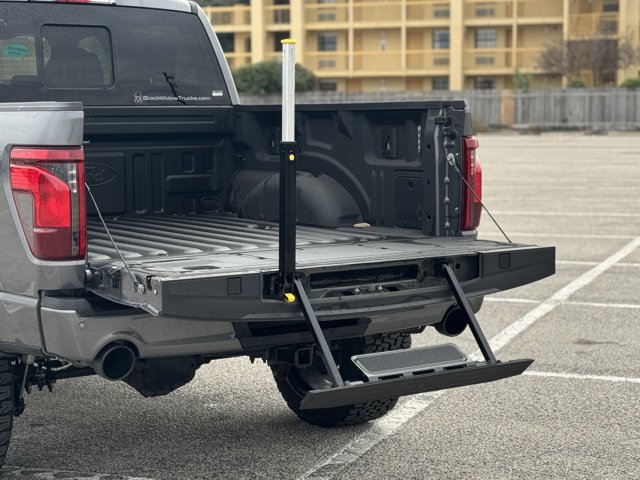 Vehicle image 17 of 32