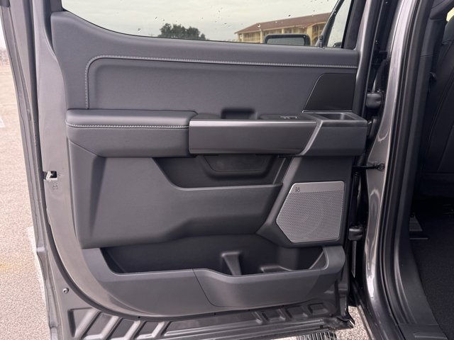 Vehicle image 21 of 32