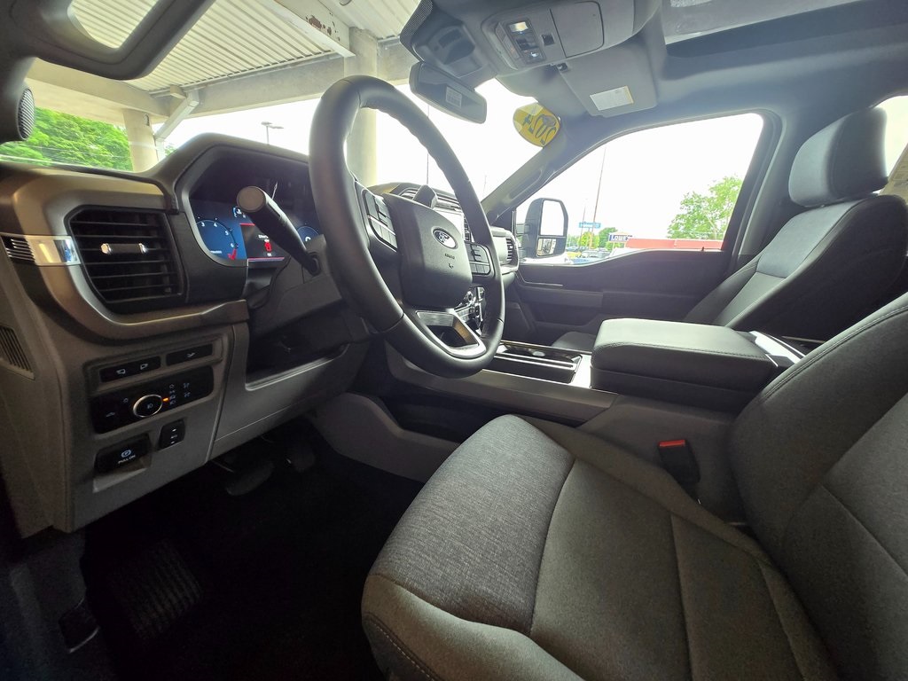 Vehicle image 31 of 33