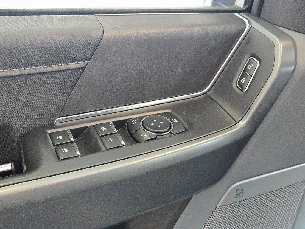 Vehicle image 21 of 33
