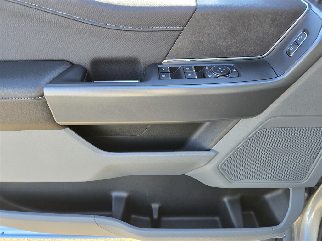 Vehicle image 10 of 16