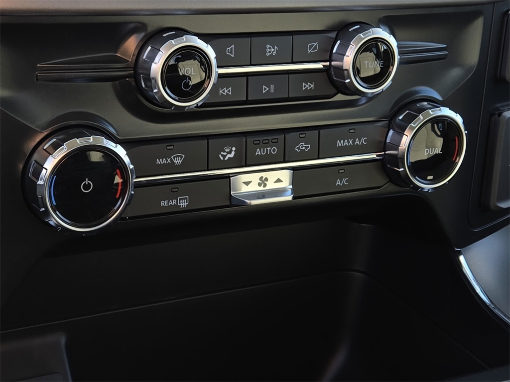 Vehicle image 14 of 16