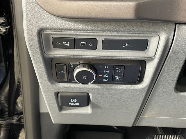 Vehicle image 18 of 23