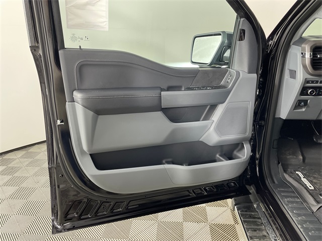 Vehicle image 19 of 23