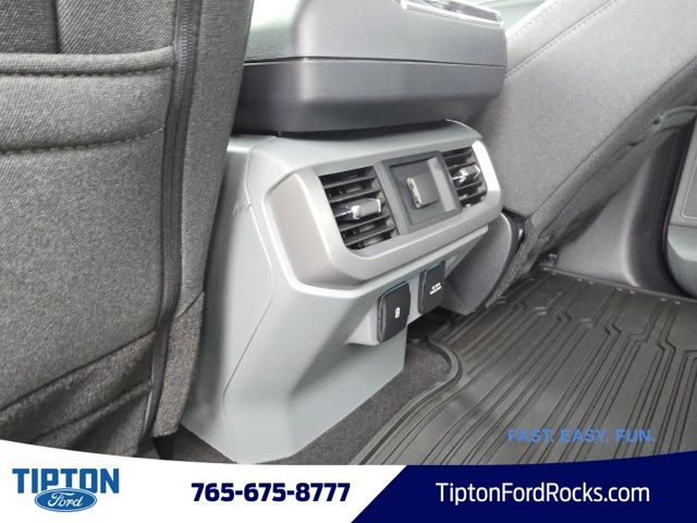 Vehicle image 33 of 43