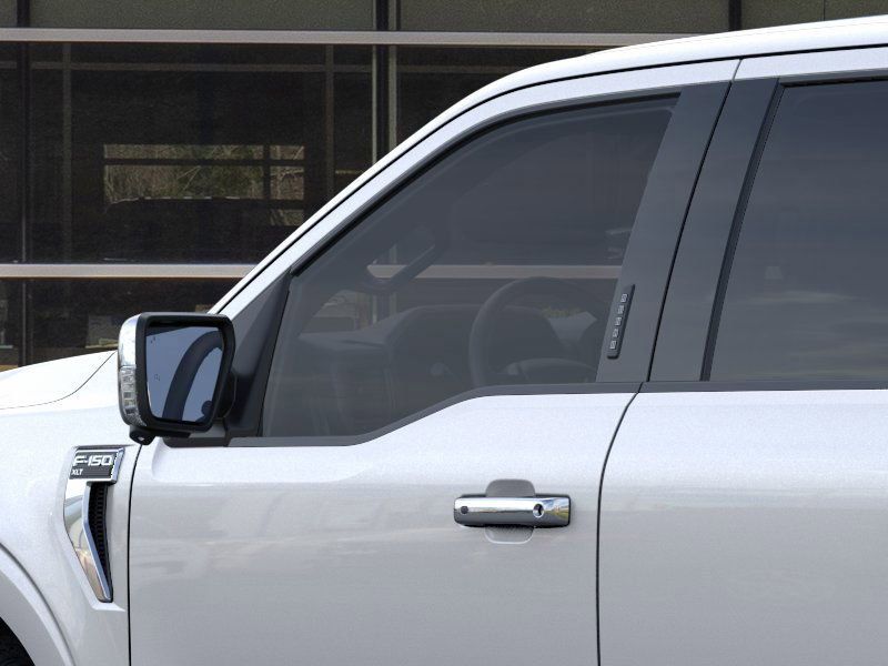 Vehicle image 21 of 23
