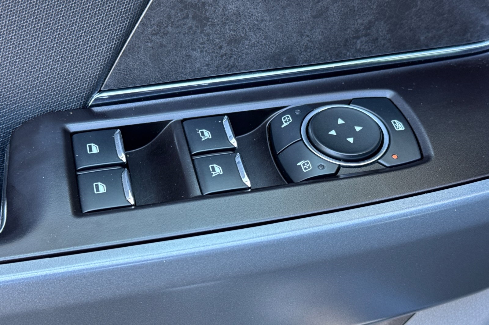 Vehicle image 32 of 57