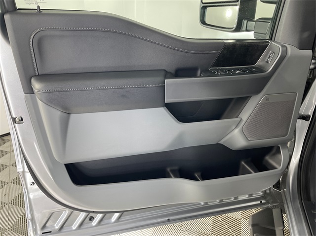Vehicle image 18 of 23