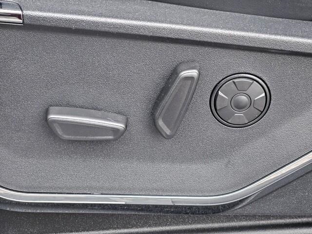 Vehicle image 11 of 24