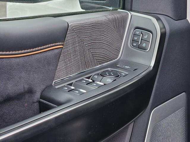 Vehicle image 10 of 24