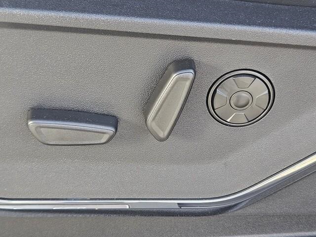 Vehicle image 11 of 24