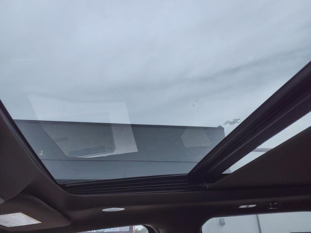 Vehicle image 14 of 16