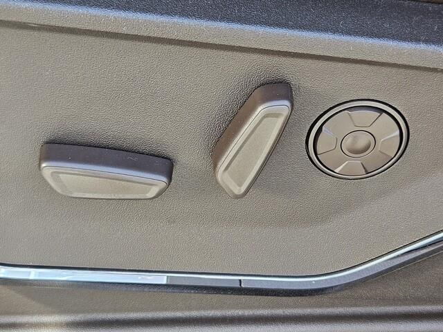 Vehicle image 11 of 24