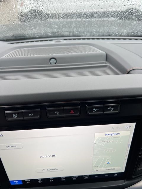 Vehicle image 27 of 40