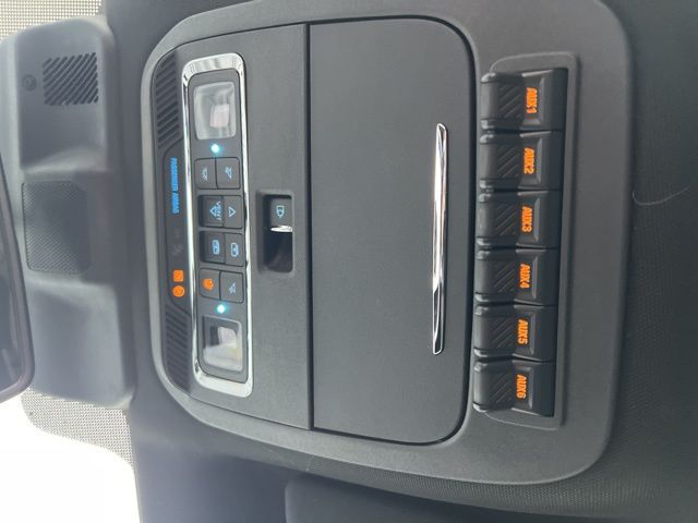 Vehicle image 25 of 40