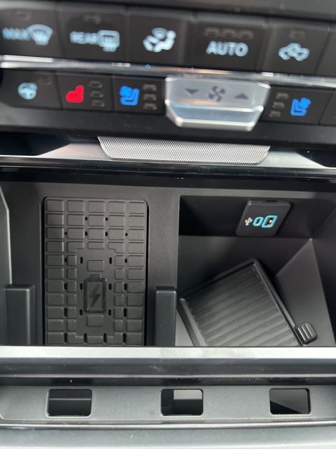 Vehicle image 32 of 40