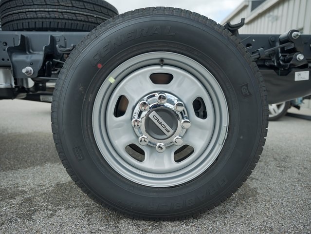 Vehicle image 28 of 32