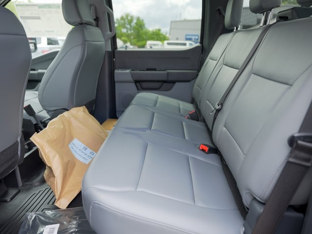 Vehicle image 10 of 32