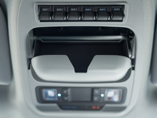 Vehicle image 23 of 32
