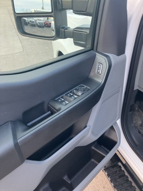 Vehicle image 23 of 29