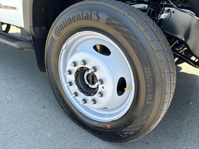 Vehicle image 16 of 64