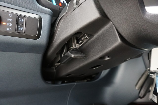 Vehicle image 32 of 44
