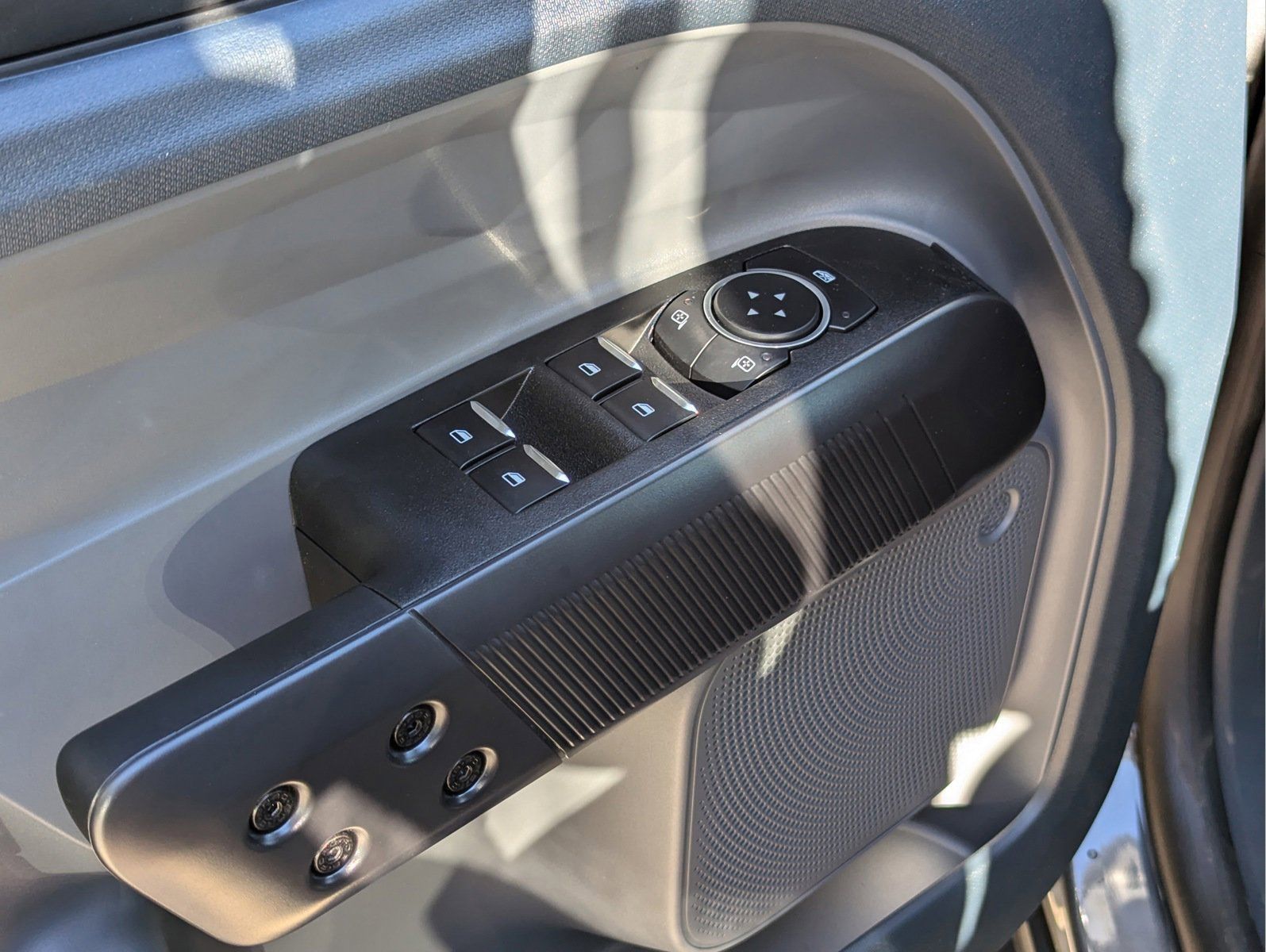 Vehicle image 16 of 24