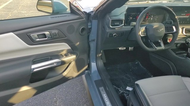 Vehicle image 10 of 21