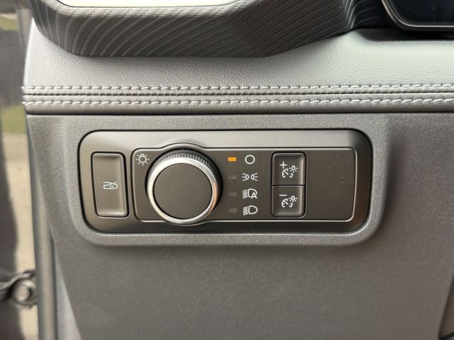 Vehicle image 21 of 26