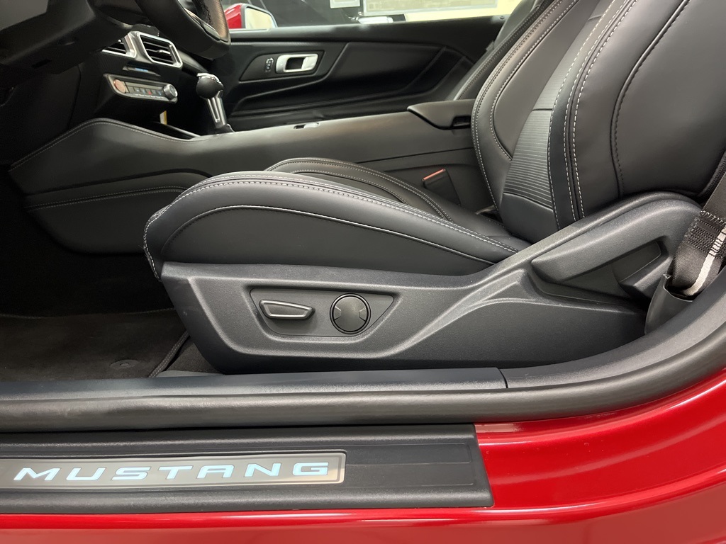 Vehicle image 17 of 33