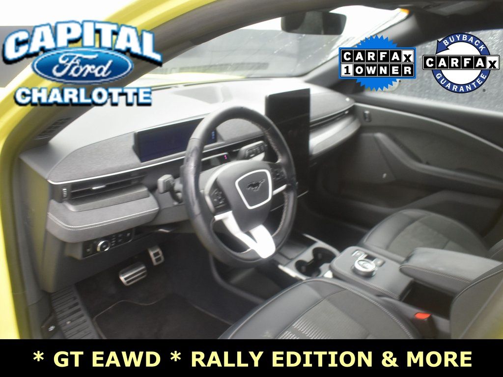 Vehicle image 33 of 41