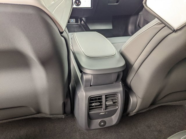 Vehicle image 32 of 43