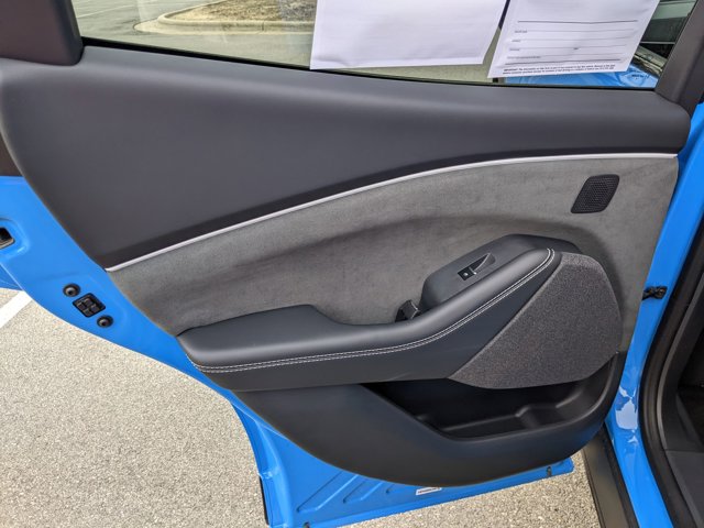 Vehicle image 31 of 43