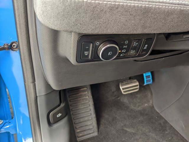 Vehicle image 17 of 43
