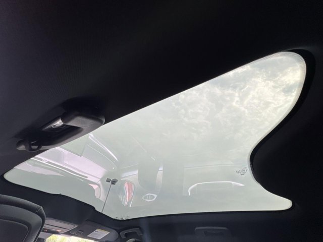 Vehicle image 21 of 26