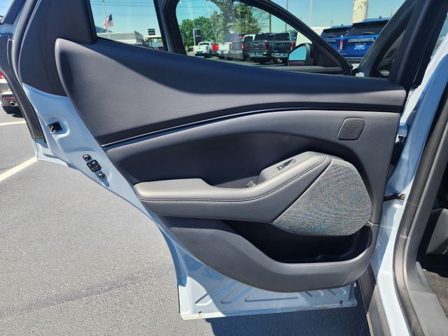 Vehicle image 21 of 34