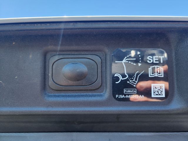 Vehicle image 33 of 34