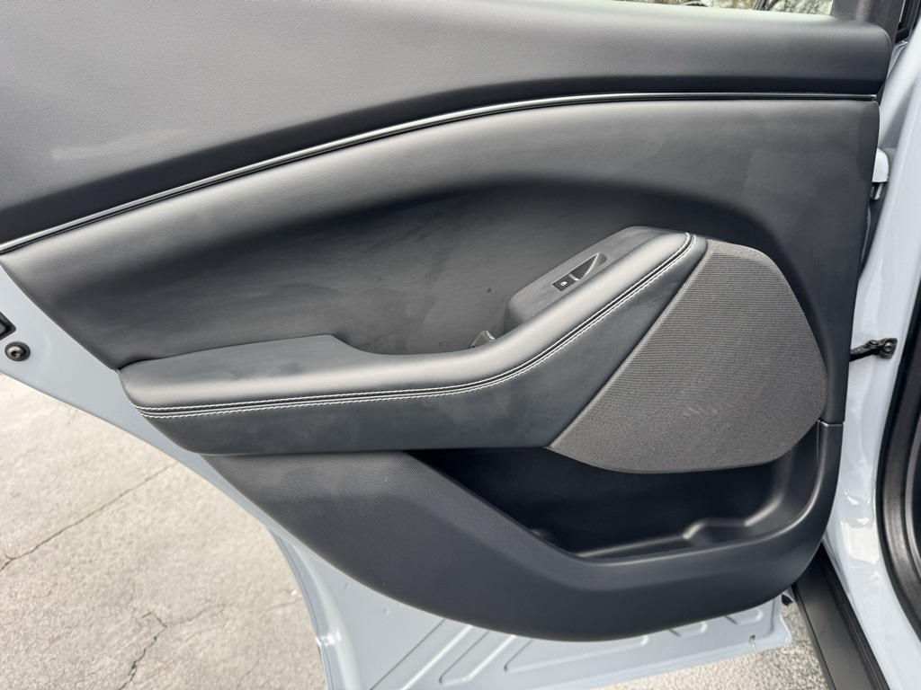 Vehicle image 32 of 46