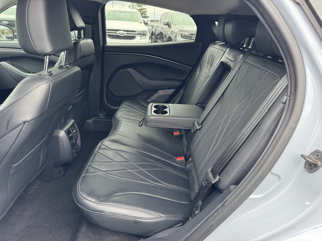 Vehicle image 33 of 46