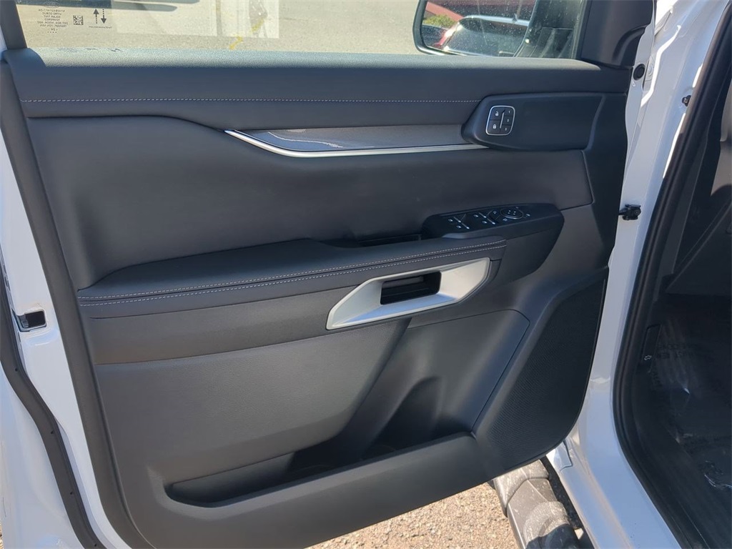 Vehicle image 26 of 32