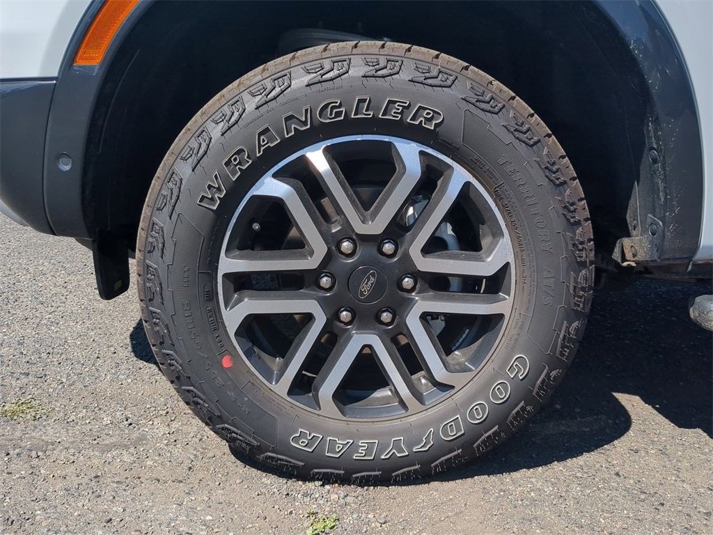 Vehicle image 10 of 32