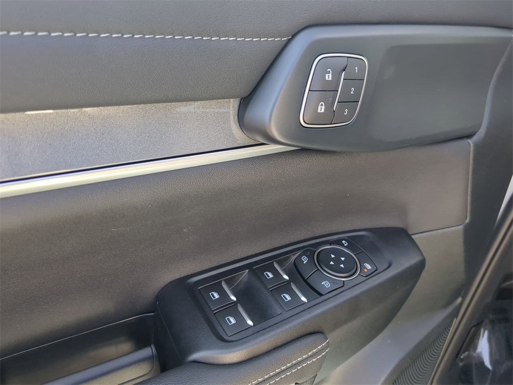 Vehicle image 27 of 32