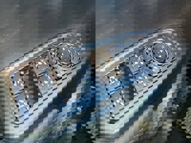 Vehicle image 17 of 25