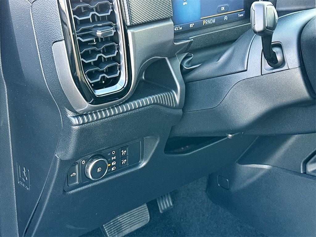 Vehicle image 14 of 21