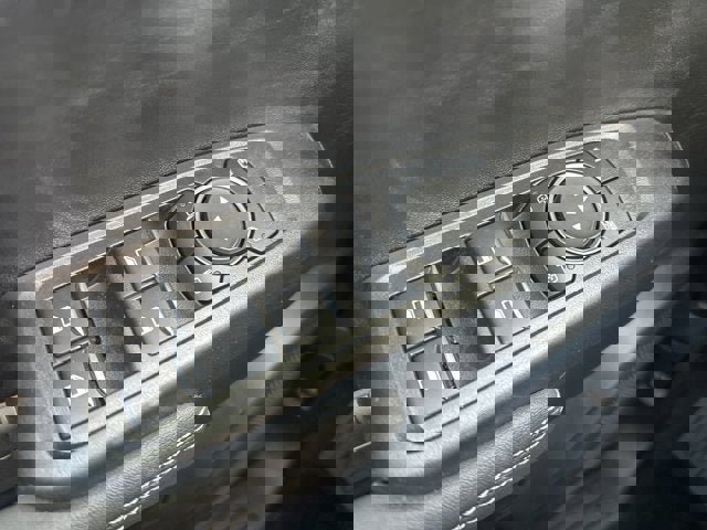 Vehicle image 17 of 25
